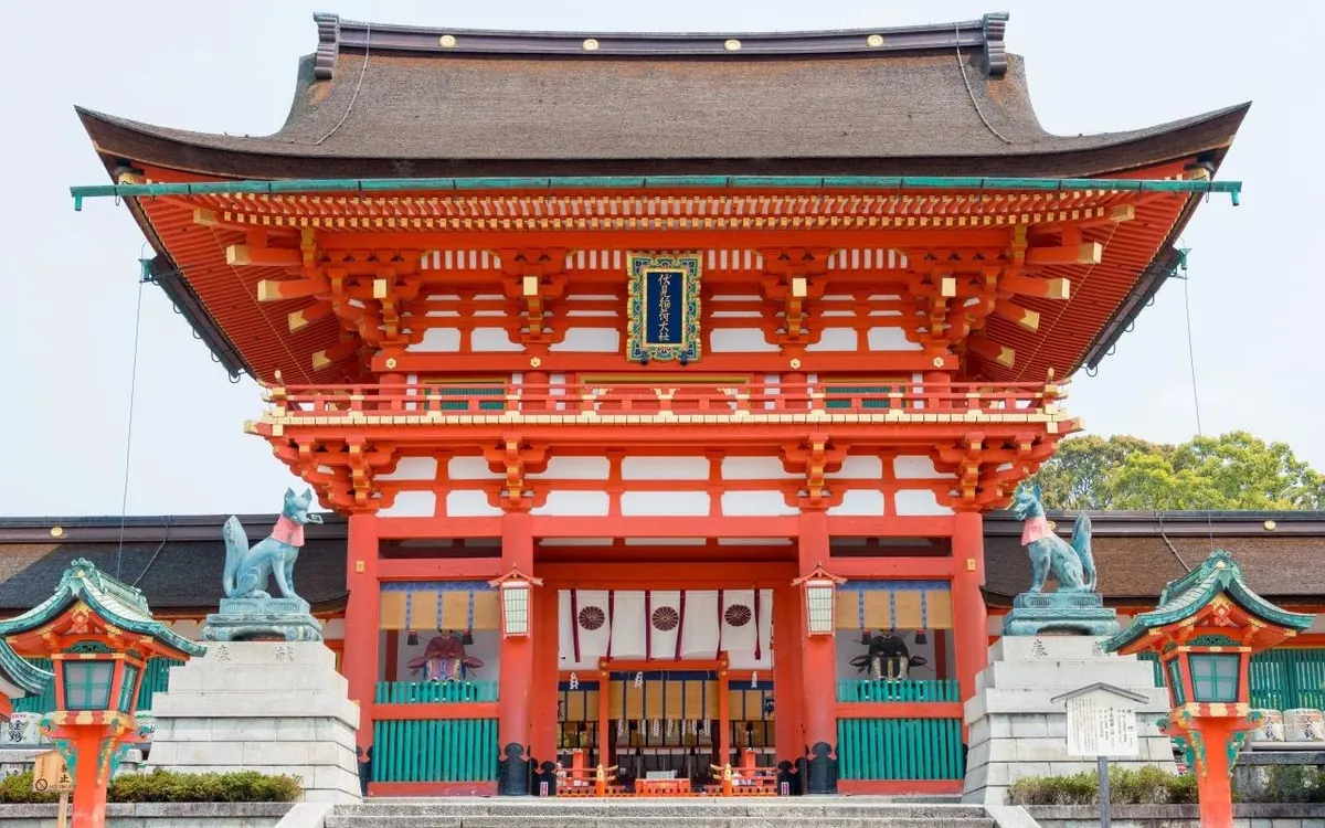 The vermilion Romon gate at the entrance to Fushimi Inari Taisha