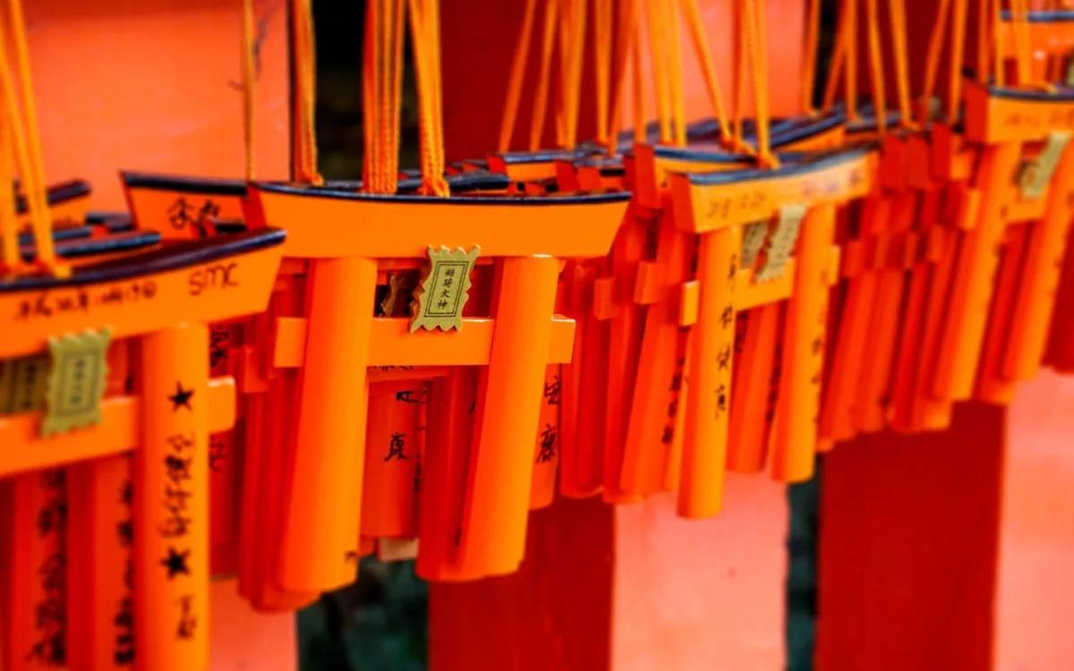 A row of vermilion torii gates seen from the side on the slope of Mount Inari